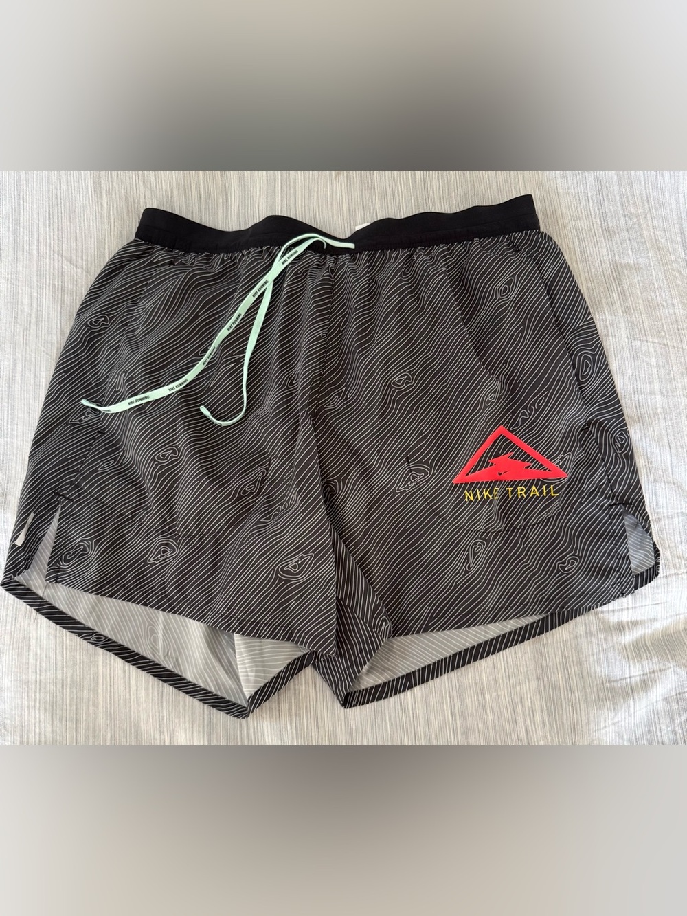 Nike Trail Men's Black Graphic Running Shorts size L